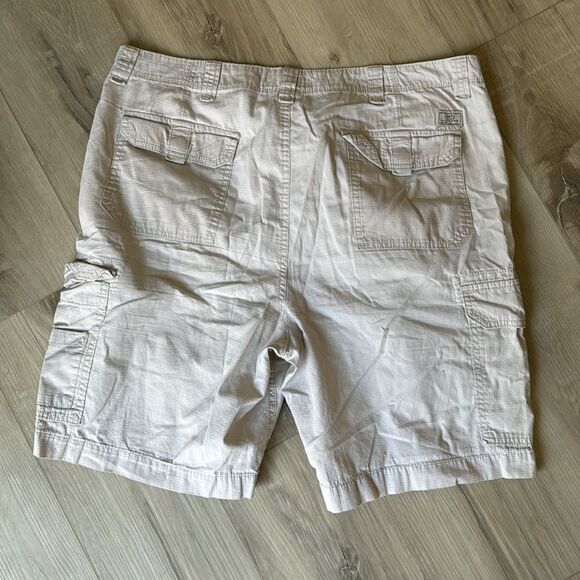CHAPS Light Colored Cargo Shorts Size 38 - Picture 2 of 3